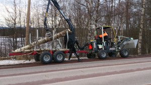 Vår nya traktor, klarar både snöskottning och vedkörning